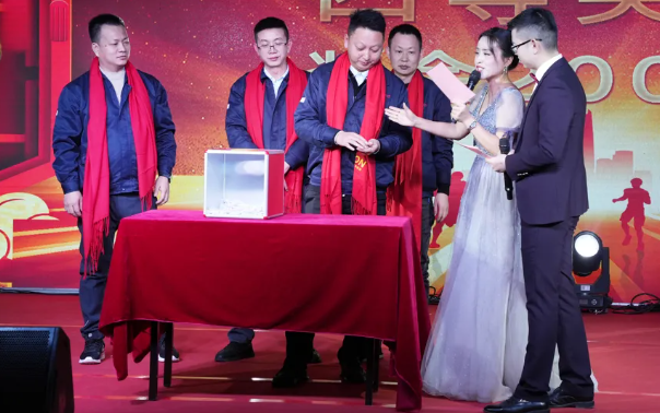 黄石尊龙凯时2024年终晚会：凝心聚力，共创辉煌！
